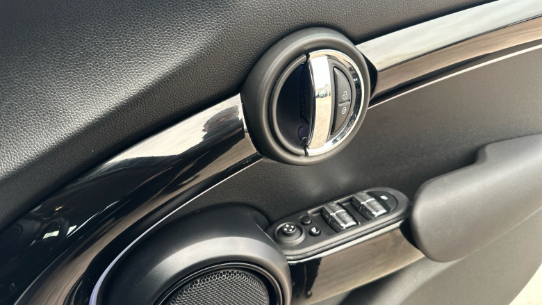 MINI Hatchback 1.5 Cooper Classic 5dr Auto Petrol Hatchback